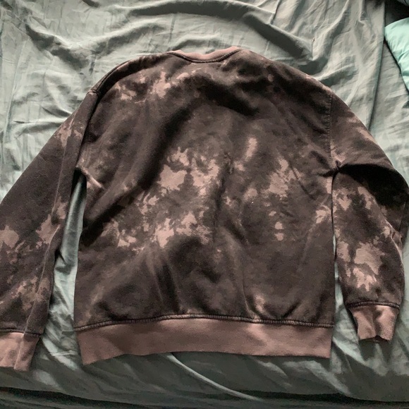 This is a sweatshirt that’s fluffy inside, it’s 60% Cotten and 40% polyester. - Picture 4 of 4